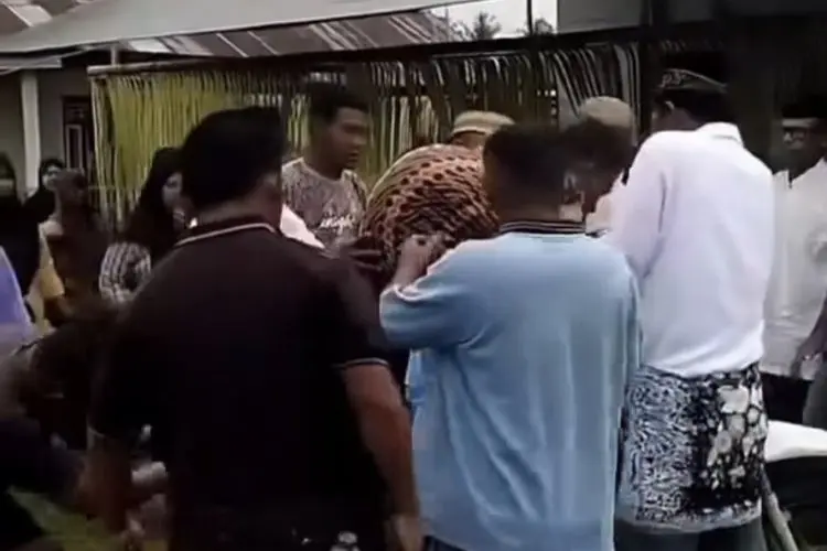 Miris, Jenazah di Gorontalo Diangkut dengan Sepeda Motor karena Jalan Rusak