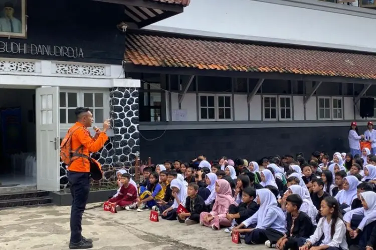 SMPN 1 Kota Bandung Gelar Simulasi Tanggap Bencana, Disdik : Edukasi Mitigasi Gempa Harus Terus Dilakukan
