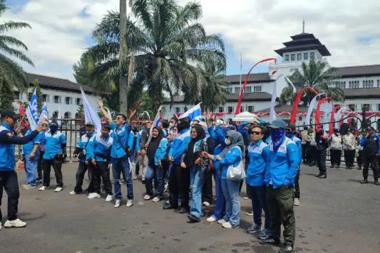 Ontrog Gedung Sate, Buruh Sampaikan 6 Tuntutan ke Pemerintah
