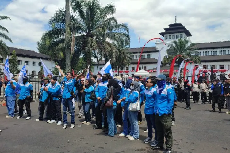 Buruh Jabar Gelar Aksi di Gedung Sate, Dongkol Gegara Anggota DPR RI Naik Gaji dan Tunjangan