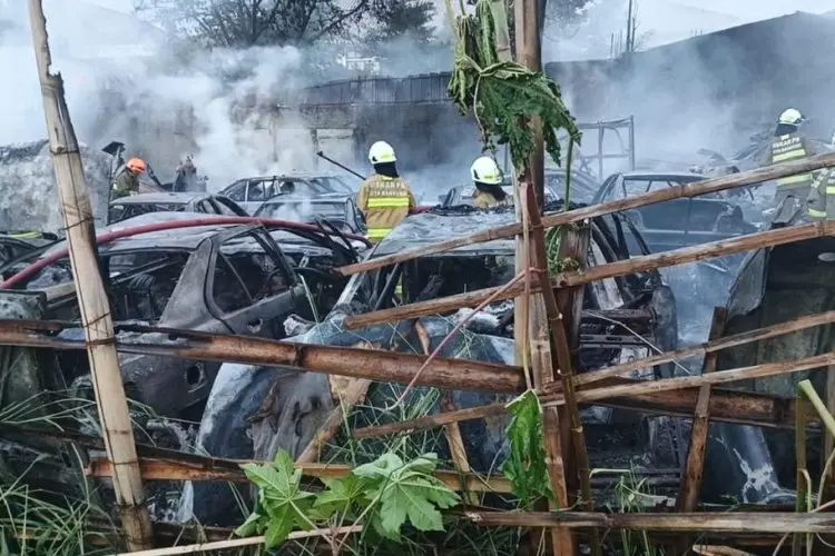 Kebakaran Bengkel di Antapani Bandung Hanguskan 21 Mobil