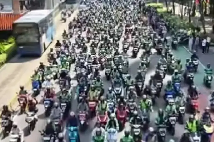 Ribuan Ojol Iringi Pemakaman Affan, Korban Tewas Dilindas Rantis Brimob