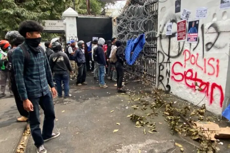 Ojol dan Mahasiswa Geruduk DPRD Jabar