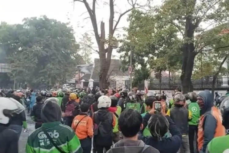 Demo Gabungan Ojol di DPRD Jabar Ricuh
