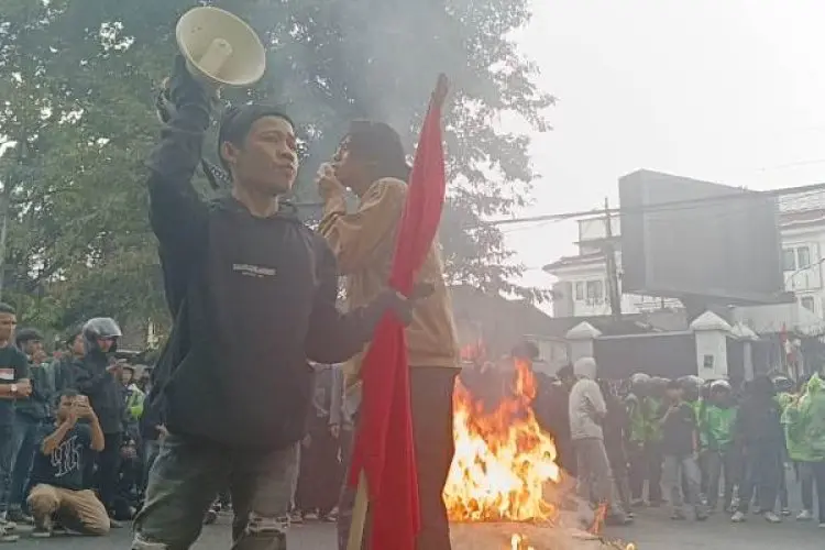 Ledakan Warnai Demonstrasi Ojol di Gedung DPRD Jabar