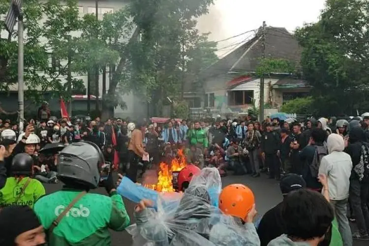 Tanpa Ba Bi Bu, Aksi Demo di DPRD Jabar Langsung Ricuh
