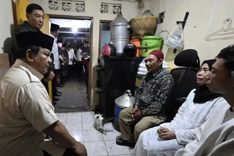 Prabowo Datangi Rumah Duka Ojol Tewas Dilindas Rantis, Hanya 10 Menit Bersama Keluarga