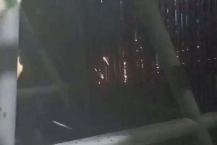 Viral! Massa Aksi Demo Potong Pagar DPR RI dengan Gerinda