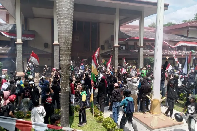 Demo di Cirebon Rusuh, Gedung DPRD Kabupaten Cirebon Dibakar