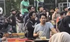Viral Tukang Tahu Diduga Intel, Diam-diam Pantau Situasi Saat Demo