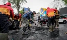 Kerahkan 60 Petugas, DLH Kota Bandung Bersihkan Sampah Sisa Demo