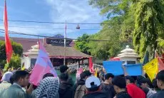 Gelar Unjuk Rasa di DPRD Cimahi, Ratusan Mahasiswa Lintas Kampus Sampaikan Tuntutan ini