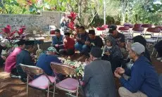 Tangis Pecah Iringi Kepergian Musisi Legenda Acil Bimbo di TPU Muslim Cipageran Cimahi