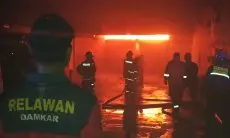 Kebakaran Hebat Hanguskan Gudang Kain hingga Sepatu di Cipageran Cimahi