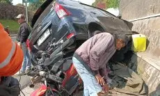 Diduga Gagal Menyalip, Sebuah Mobil Tabrak Dua Motor dan Sebuah Warung di Jalan Raya Lembang