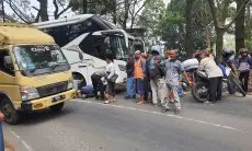 Diduga Ngebut, Seorang Pengendara Motor Tewas Terlindas Bus di Jalan Kolmas Lembang