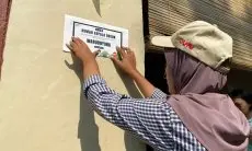KKM Universitas Muhammadiyah Cirebon Bantu Warga dengan Stiker Identitas Pengurus Lingkungan