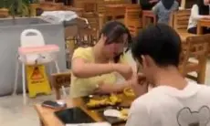 Viral, Wanita Hamil Labrak Kekasih yang Diduga Selingkuh di Outlet Mie Gacoan Probolinggo