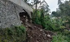 Dipicu Hujan Deras, Sebuah TPT di Desa Sukajaya Lembang Ambrol