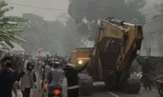 Demonstran Gunakan Ekskavator dalam Aksi, Nepal Bergejolak hingga Bandara Ditutup