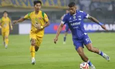Digelar Tanpa Penonton, Cek Link Live Streaming Persib vs Persebaya Malam Ini