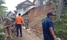 Firasat dan Tak Bisa Tidur, Ternyata Rumah Juju Warga Nanggung Ambruk Hingga Jatuh ke Tebingan