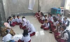 Miris, Siswa SDN 1 Cirebon Girang Belajar di Mushola