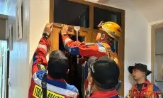 Sigap, Petugas Damkar Bandung Evakuasi Balita Terkunci di Kamar