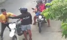 Viral! Pria Ngamuk Pukul Pemotor Saat Papasan di Jalan, Dua Orang Jadi Korban