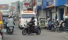 Viral! Ibu-Ibu Naik Motor Potong Jalan Ambulans di Karawang