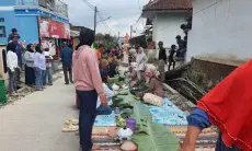 Cara Unik Warga Desa Cikidang Lembang Syukuri Rampungnya Perbaikan Jalan Rusak