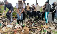 Ribuan Warga Kabupaten Cirebon Serentak Bersihkan Sampah di Sungai dan Permukiman