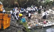 Telkom Gandeng Pandawara dan Masyarakat Bersih-bersih Sampah di Sungai Cioray Kabupaten Bandung