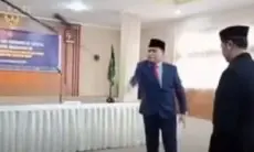 Viral Aksi Kakanwil Kemenag NTB Lempar Tiang Mic, Ini Alasannya