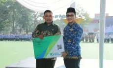 Bupati Dadang Berikan BPJS Ketenagakerjaan Kepada Pelaku Transportasi Tradisional
