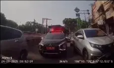 Viral, Mobil Dinas Pelat Merah Nyalakan Strobo di Jalan Macet Manggarai