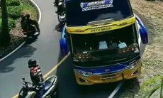 Rombongan Klub Motor Hentikan Laju Bus Pariwisata di Tikungan Tajam Bikin Warganet Geram