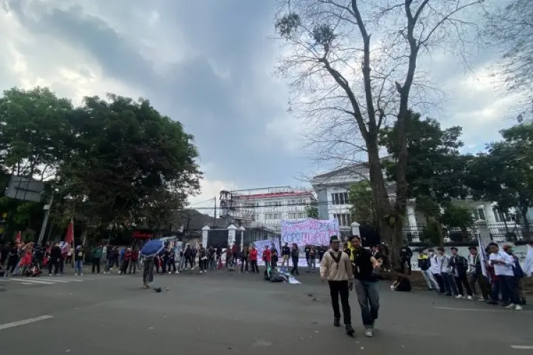 Mahasiswa Kepung DPRD Jabar, Kritik Kebijakan Pengamanan Presiden Prabowo