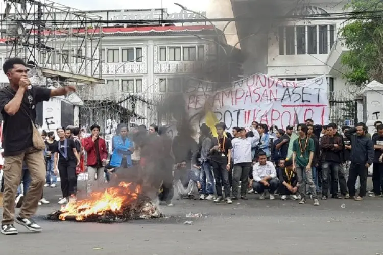 Seratusan Massa Kembali Ontrog DPRD Jabar, Suarakan Tuntutan