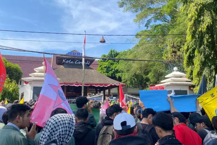 Gelar Unjuk Rasa di DPRD Cimahi, Ratusan Mahasiswa Lintas Kampus Sampaikan Tuntutan ini