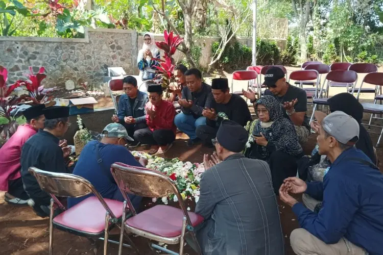 Tangis Pecah Iringi Kepergian Musisi Legenda Acil Bimbo di TPU Muslim Cipageran Cimahi