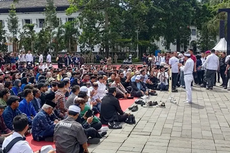 Temui Ratusan Mahasiswa di Gedung Sate, Dedi Mulyadi Minta Polda Jabar Bebaskan Mahasiswa yang Ditahan