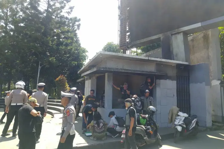 Pos Pol Cikapayang Diperbaiki Bersama Komunitas Vespa Antique Club Bandung