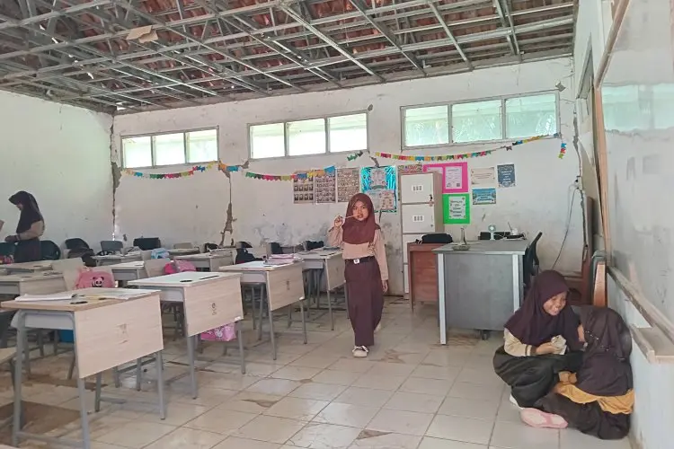 Siswa SDN Tegal Benteng Tetap Sekolah Walau Terancam Hujan, Angin, Gempa Bumi dan Ular