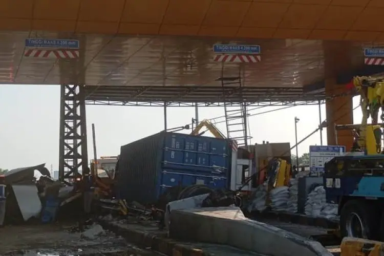 Truk Tabrak Gerbang Tol Ciawi 2, Seorang Petugas Luka-luka