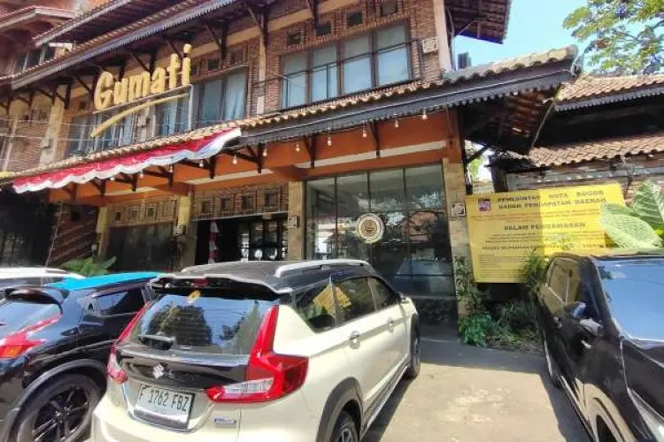 Belum Bayar Pajak, Bapenda Kota Bogor Pasang Plang Pengawasan di Dua Restoran Ternama