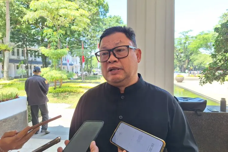 Bersih-Bersih Kota, DLH Kota Bandung Angkut Tumpukan Sampah dari Sisa Demo