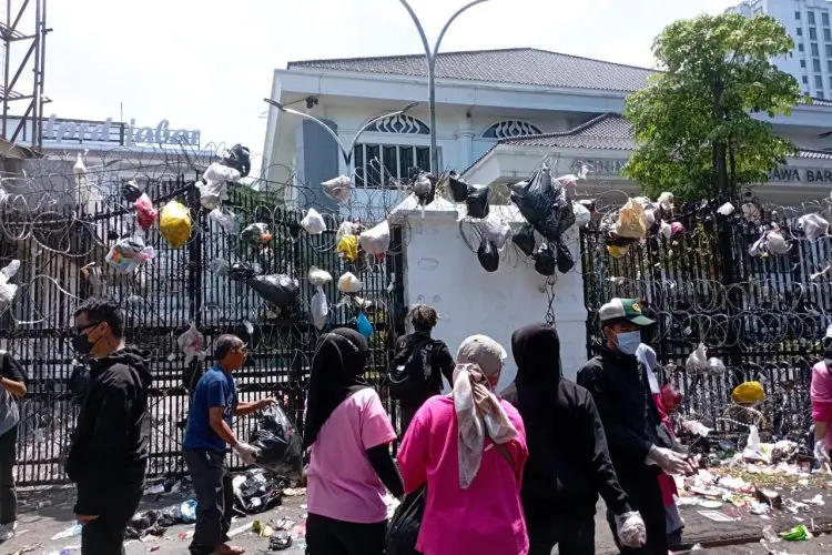Dedi Mulyadi Sayangkan Ulah Oknum Masyarakat yang Lempari Kantor DPRD Jabar dengan Sampah