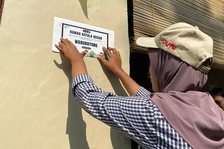 KKM Universitas Muhammadiyah Cirebon Bantu Warga dengan Stiker Identitas Pengurus Lingkungan