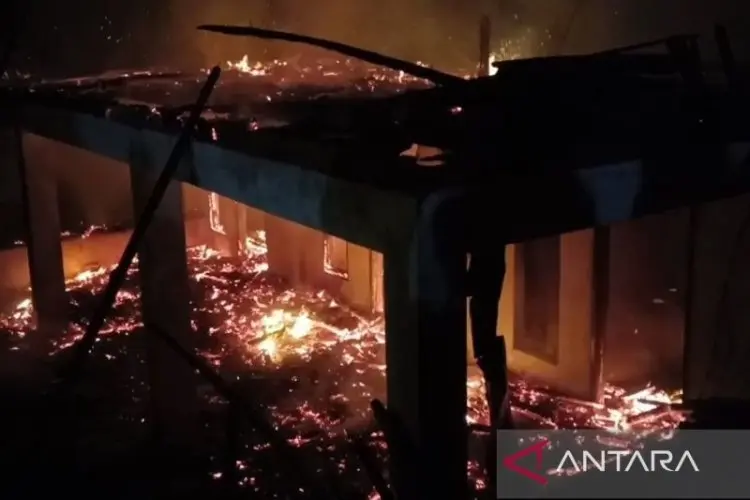Pondok Pesantren di Desa Margaluyu Kabupaten Cianjur Terbakar, Damkar Terjunkan Dua Unit Mobil Damkar